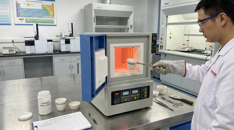 セラミック粉末の前焼成において、高精度マッフル炉はどのような役割を果たしますか?相と純度の制御をマスターする