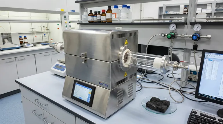 Como o controle programado de fornos tubulares de alta temperatura influencia o carbono poroso? Insights de especialistas sobre geometria de poros