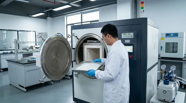 ¿Cuáles son las ventajas específicas del proceso de utilizar un horno de secado al vacío para el secado de polvos? Mejora la pureza del material