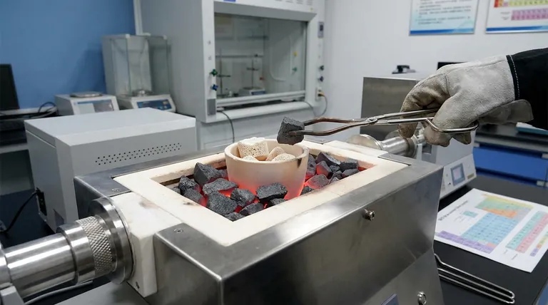 ¿Por qué se añaden fragmentos de SiC en el sinterizado por microondas? Mejora la uniformidad de la calefacción y previene grietas en cerámicas porosas