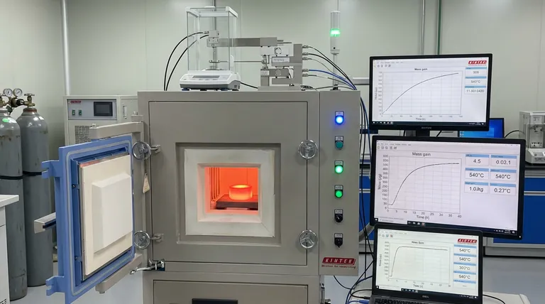 Qual é o papel de um reator químico com medição termogravimétrica na nitretação? Domine a cinética do AISI 1085