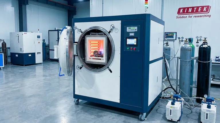 Por que um forno de tratamento térmico a vácuo é necessário para a nitretação a gás do aço AISI 5140? Obtenha endurecimento de precisão