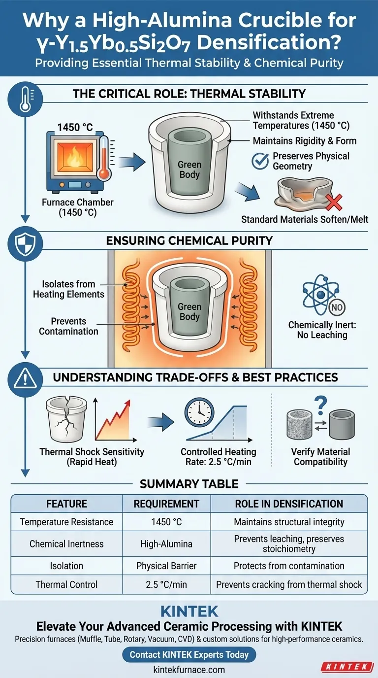 Por que um cadinho de alta alumina é usado durante a densificação de cerâmicas de γ-Y1.5Yb0.5Si2O7? Insights de Especialistas Guia Visual