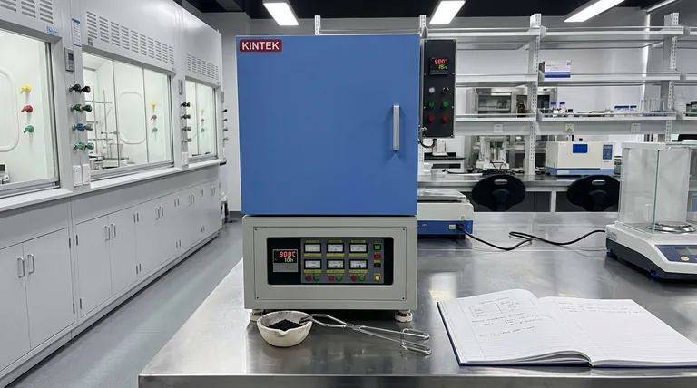 ¿Qué papel juega un horno mufla de laboratorio en la síntesis sol-gel de LNMO? Optimizar el rendimiento del cátodo