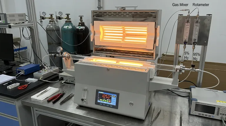 Por que um forno tubular de grau industrial é essencial para a redução de SrMo1−xMnxO4? Domine a Síntese de Ânodos SOFC