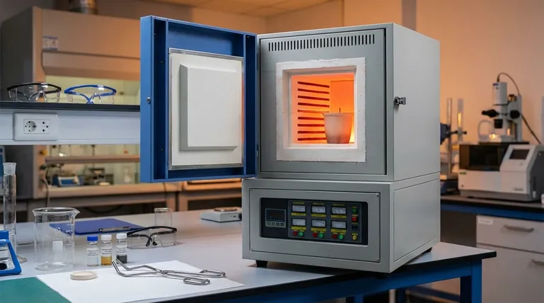 ¿Cuáles son las funciones críticas de un horno mufla en la síntesis de perovskitas? Domina la producción de precursores de alta pureza