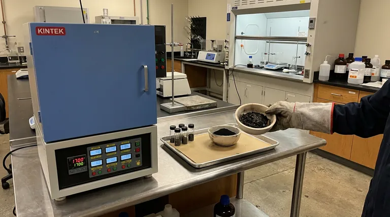 ما هي وظيفة فرن الكبس في المختبر في المعالجة اللاحقة لمنتجات HTC؟ هندسة تميز الكربون