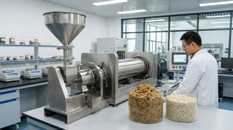 Qual é a função principal da secagem da biomassa de chifre bovino para biocompósitos de PVC? Otimizar a Resistência do Material