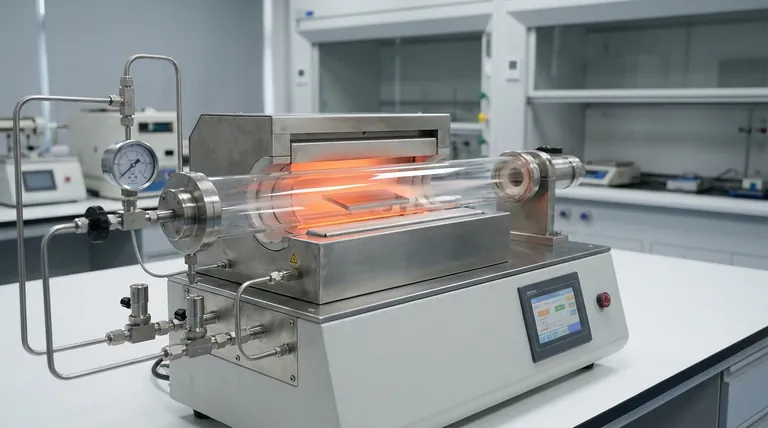 Qual é o papel de um sistema CVD de parede fria de fluxo aberto na preparação de HfO2? Alcançar alta pureza e uniformidade