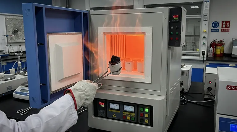 使用氧化铝(Al2O3)坩埚对酚醛塑料进行高温热解的优点是什么?