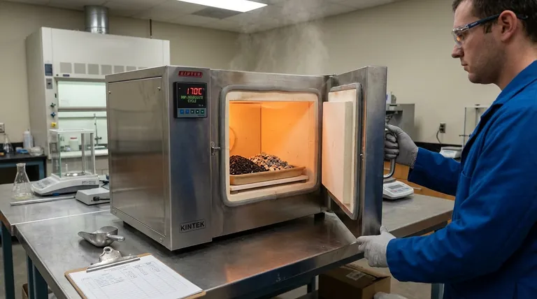 لماذا يعتبر التسخين المسبق الدقيق في فرن صناعي ضروريًا للأسفلت المعاد تدويره (RAP)؟ ضمان التوصيف الدقيق وإعادة التدوير