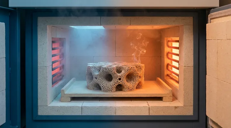 ¿Por qué es necesaria una atmósfera controlada en los hornos industriales de desaglomeración? Domina el cambio de nitrógeno a aire