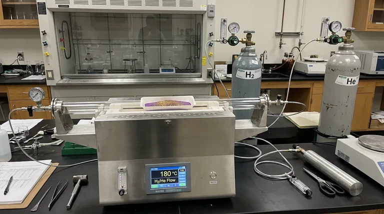 Quais condições de processo são fornecidas por um forno tubular horizontal para catalisadores AuNPs@MOF? Controle Térmico Preciso