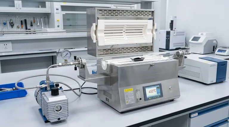 Почему для термообработки композитов Te1S7/C требуется герметичная кварцевая трубка с высоким вакуумом? Обеспечение чистоты и загрузки