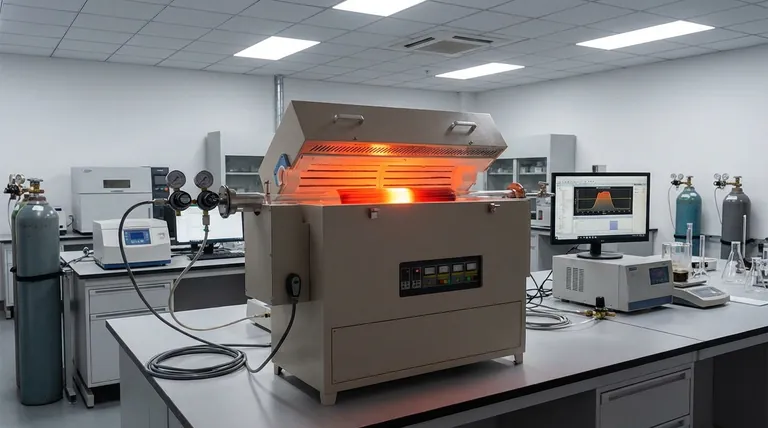 Quais são as vantagens de usar um forno de fusão por zona para grandes cristais de InSe? Melhorar a Qualidade de Crescimento e Reduzir Custos