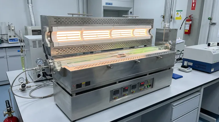 Quale ruolo svolge un forno a tubo di quarzo nell'incisione N-CDC? Padronanza della sintesi per clorurazione ad alta temperatura