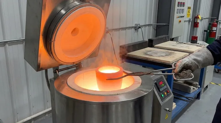 坩埚炉如何工作？高效金属熔炼指南