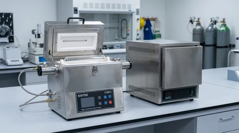 Qual é a diferença entre um forno tubular e um forno mufla? Escolha a Solução de Alta Temperatura Certa
