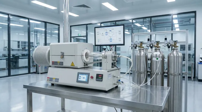 Cos'è un forno CVD? Uno strumento di precisione per la costruzione di materiali avanzati