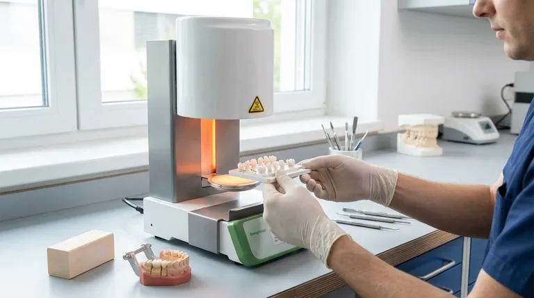 Каковы преимущества циркониевых коронок? Достижение долговечных, эстетичных и биосовместимых реставраций зубов