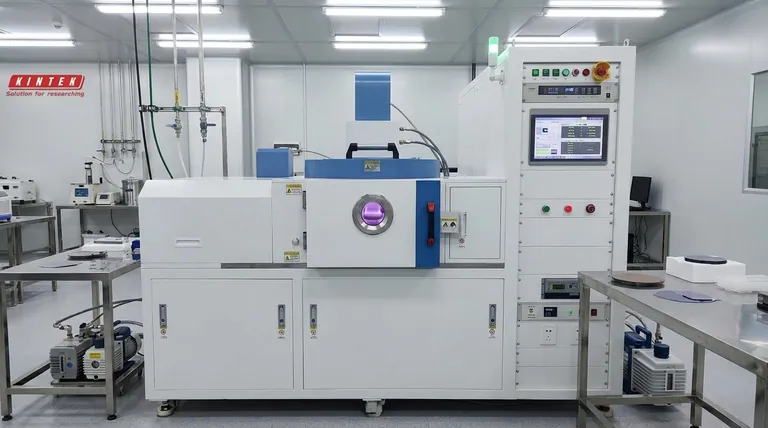 A PECVD é direcional? Entendendo sua Vantagem de Não-Linha-de-Visada para Revestimentos Complexos