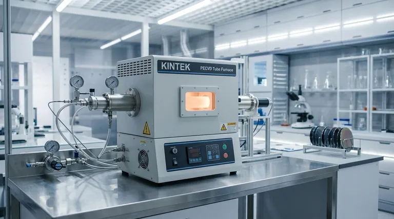 ما هي استخدامات الترسيب بالبخار الكيميائي؟ تشغيل التكنولوجيا الحديثة من الرقائق إلى الألواح الشمسية