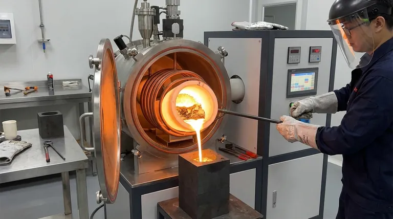 Wie verbessert ein Induktionsofen die Reinheit von geschmolzenem Gold? Erzielen Sie maximale Reinheit und Ausbeute