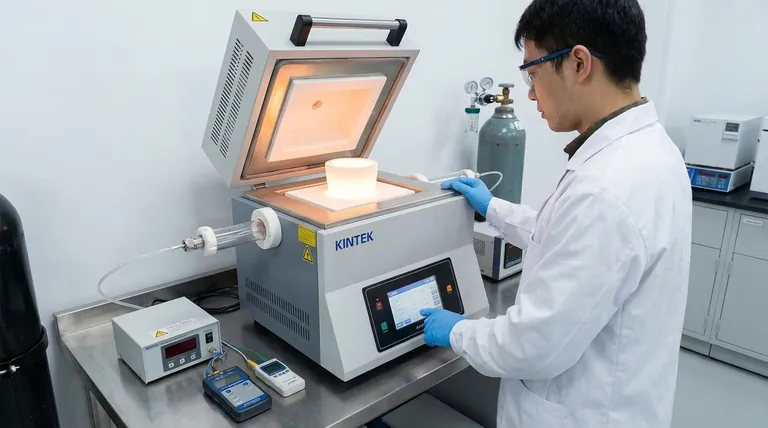 ما الذي يجعل أفران الحث مناسبة لصهر معادن مجموعة البلاتين (PGMs)؟ تحقيق النقاء والدقة في معالجة المعادن