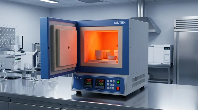 Comment un four à moufle assure-t-il un chauffage uniforme et prévient-il la contamination ? Découvrez les secrets de sa conception