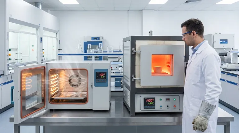 كيف يختلف تدفق الهواء وتوزيع درجة الحرارة بين أفران التجفيف والأفران الكهفية؟ رؤى رئيسية لكفاءة المختبر