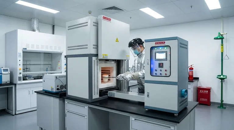 벤치탑 퍼니스를 작동할 때 적절한 복장을 착용하는 것이 왜 중요할까요? 화상 및 화재 방지를 위한 필수 안전 수칙