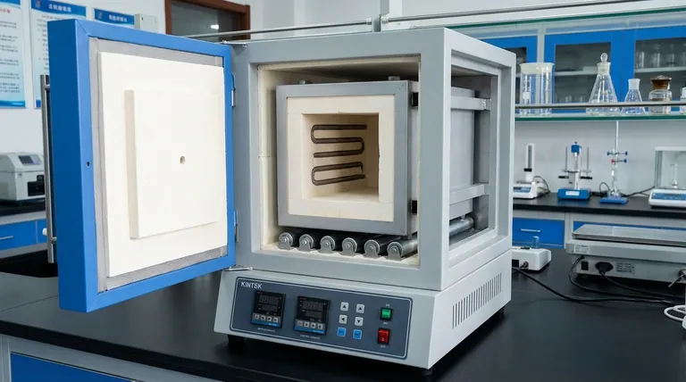 ما هي الميزة التصميمية لغرفة الفرن والغلاف في فرن البوتقة؟ اكتشف مفتاح المتانة