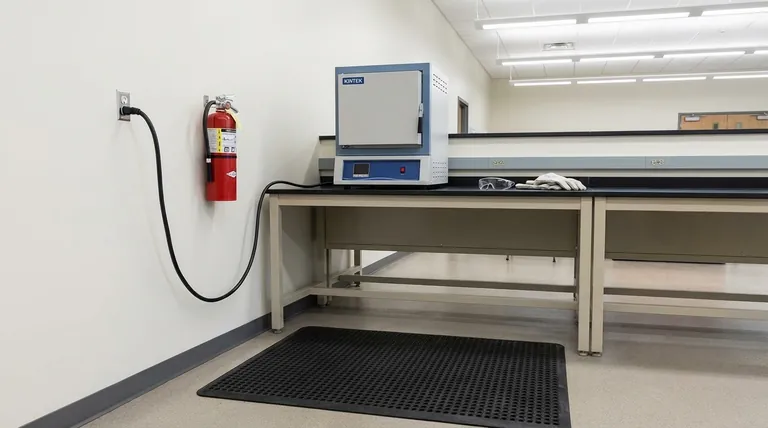 Quelles mesures de préparation aux situations d'urgence doivent être prises lors de l'utilisation d'un four à moufle ? Assurer la sécurité et prévenir les dangers