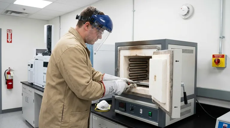 벤치탑 퍼니스(benchtop furnace)에 대한 유지보수 또는 수리 작업을 수행하는 데 필요한 개인보호장비(PPE)는 무엇인가요? 실험실 안전을 위한 필수 장비