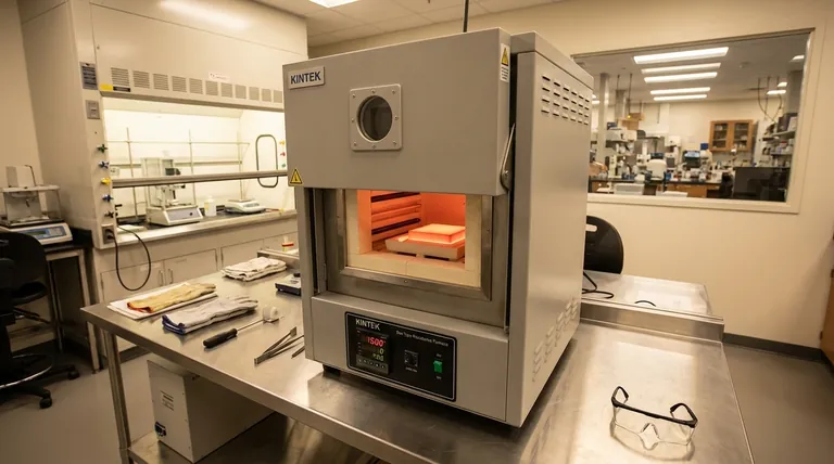 Quelles sont les caractéristiques générales et les avantages des fours à résistance de type boîte ? Découvrez des solutions de chauffage polyvalentes pour votre laboratoire