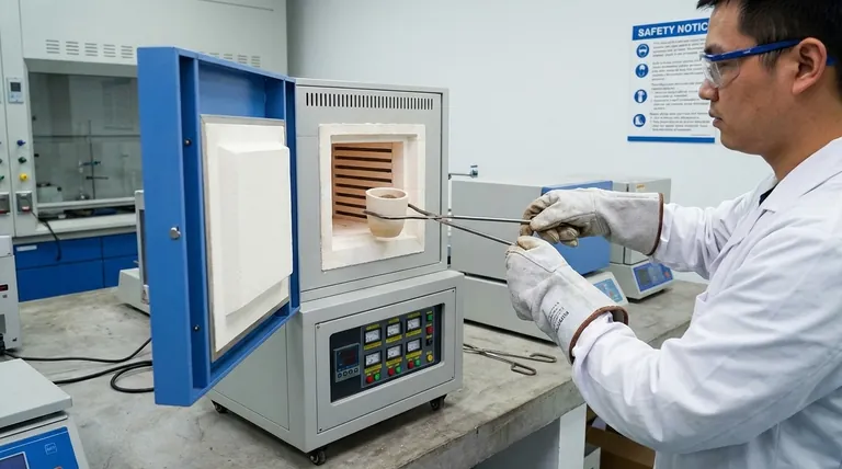 Wie lauten die Sicherheitsverfahren zum Laden und Entladen von Proben in einem Muffelofen? Gewährleisten Sie die Sicherheit des Bedieners und der Ausrüstung