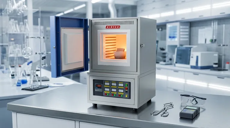 Comment le four à moufle est-il conçu pour assurer un chauffage uniforme et sûr ? Découvrez son ingénierie de précision