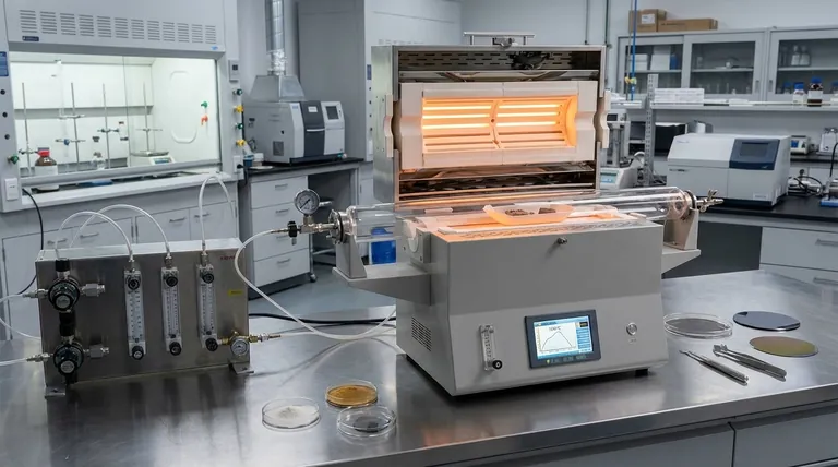 Quelles sont les applications courantes des fours tubulaires de laboratoire en science des matériaux ? Débloquez la précision du traitement thermique et de la synthèse