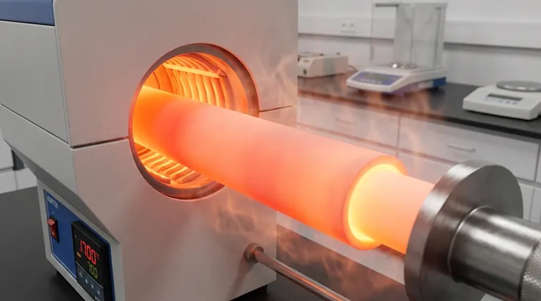 Pourquoi la résistance à la température est-elle importante pour les tubes de four en céramique d'alumine ? Assurer la sécurité et la performance dans les processus à haute température