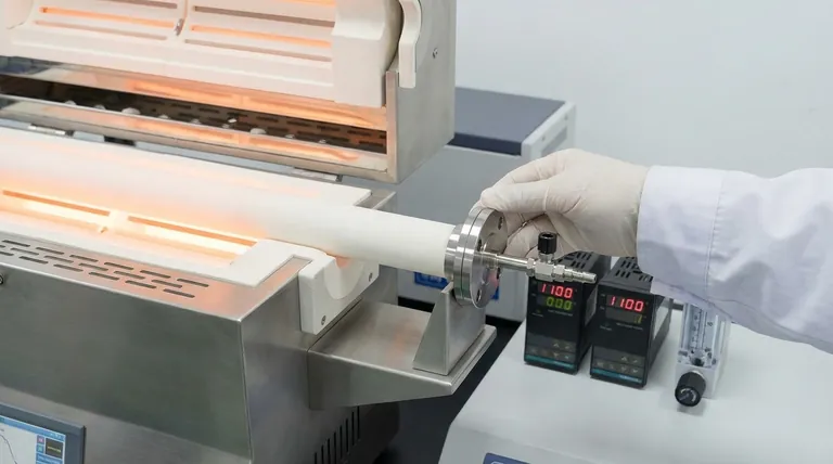 Pourquoi la précision dimensionnelle est-elle importante pour les tubes de four en céramique d'alumine ? Assurer des performances fiables à haute température