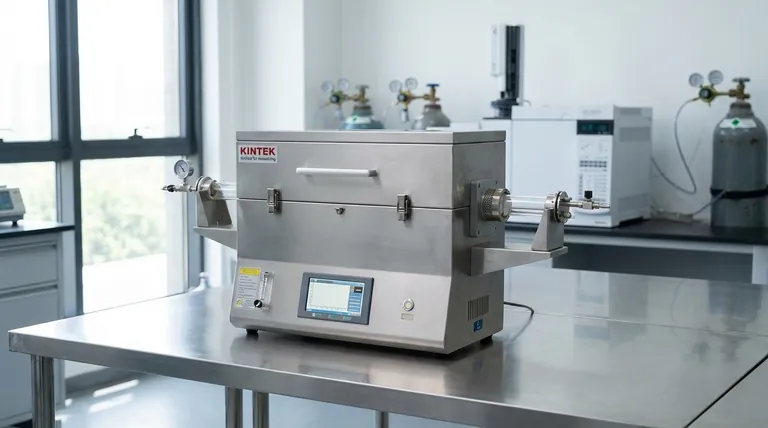 ¿Por qué alguien elegiría un horno tubular en lugar de un horno de cámara? Desbloquee precisión y pureza para muestras pequeñas