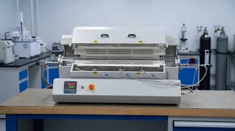 Какова точность температуры трехзонной трубчатой печи с разъемным корпусом? Достижение точности ±1°C и превосходной однородности