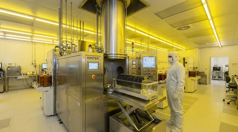 Comment les tranches sont-elles chargées et déchargées dans un four tubulaire vertical ? Atteignez précision et pureté dans le traitement des tranches