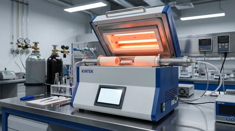 Quali sono i principali vantaggi dell'utilizzo di un forno a tubo in ambito industriale e di laboratorio? Ottenere un controllo preciso della temperatura e dell'atmosfera