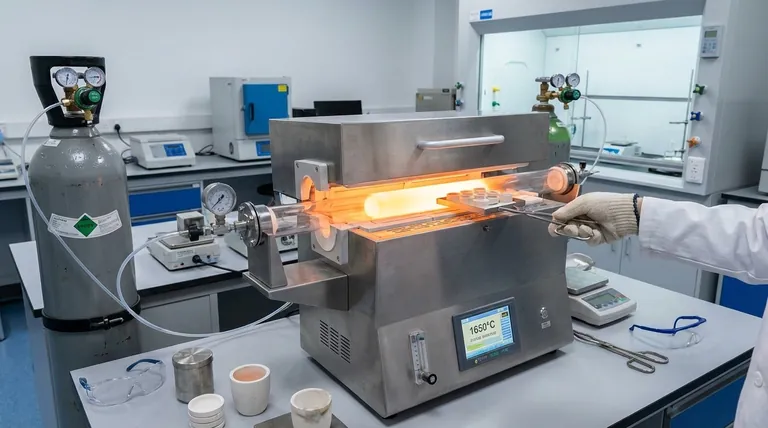 ¿Cuál es la función de los hornos de sinterización? Transformar polvos en componentes densos y resistentes