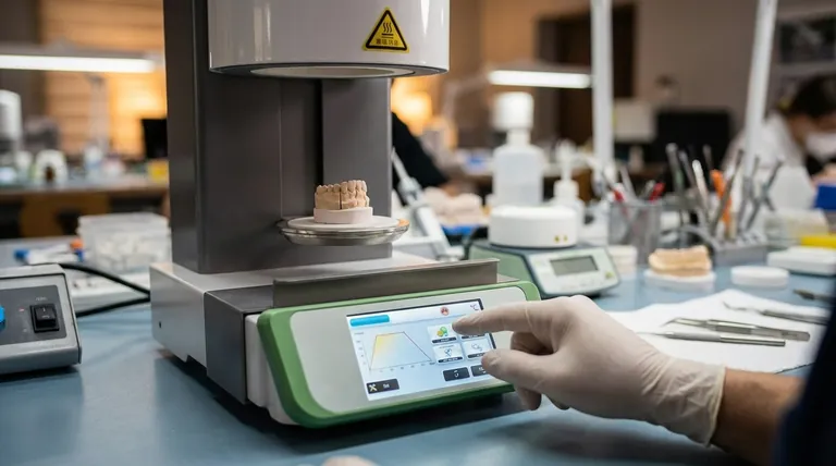 Quais recursos estão incluídos na interface do usuário de um forno de porcelana? Descubra o Controle de Precisão para Laboratórios Odontológicos