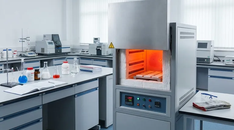 Quali tecniche aggiuntive vengono utilizzate nella sinterizzazione attivata? Aumentare l'efficienza con metodi chimici avanzati