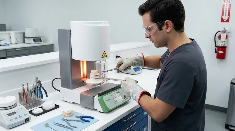 Quelles mesures de sécurité doivent être respectées lors de l'utilisation d'un four de frittage dans les laboratoires dentaires ? Assurer des restaurations dentaires sûres et de haute qualité