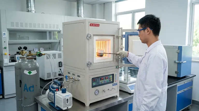 Comment les fours à cornue sont-ils utilisés en laboratoire ? Essentiels pour les processus thermiques à atmosphère contrôlée