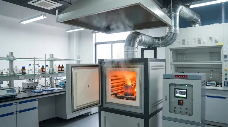 ¿Cuál es la principal utilidad del sistema de escape en un horno mufla? Eliminar de forma segura los gases peligrosos para la seguridad del laboratorio